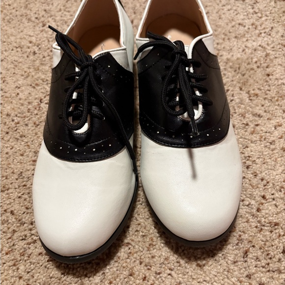 NIB Elle Women's Black & White Two-Tone Oxford Flats - Picture 5 of 10